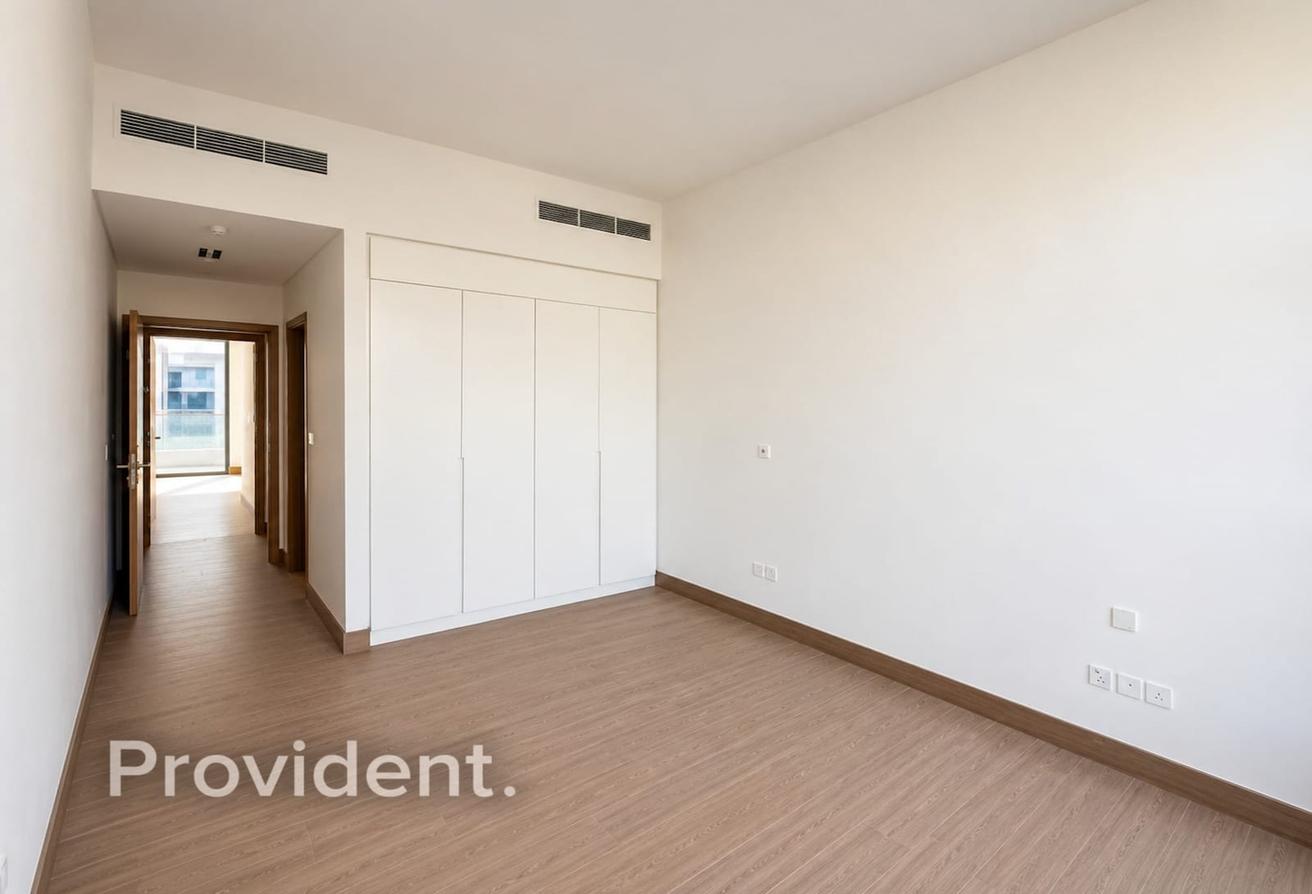 Brand New 4-Bed TH | Prime Location | 2 Cheques photo 8
