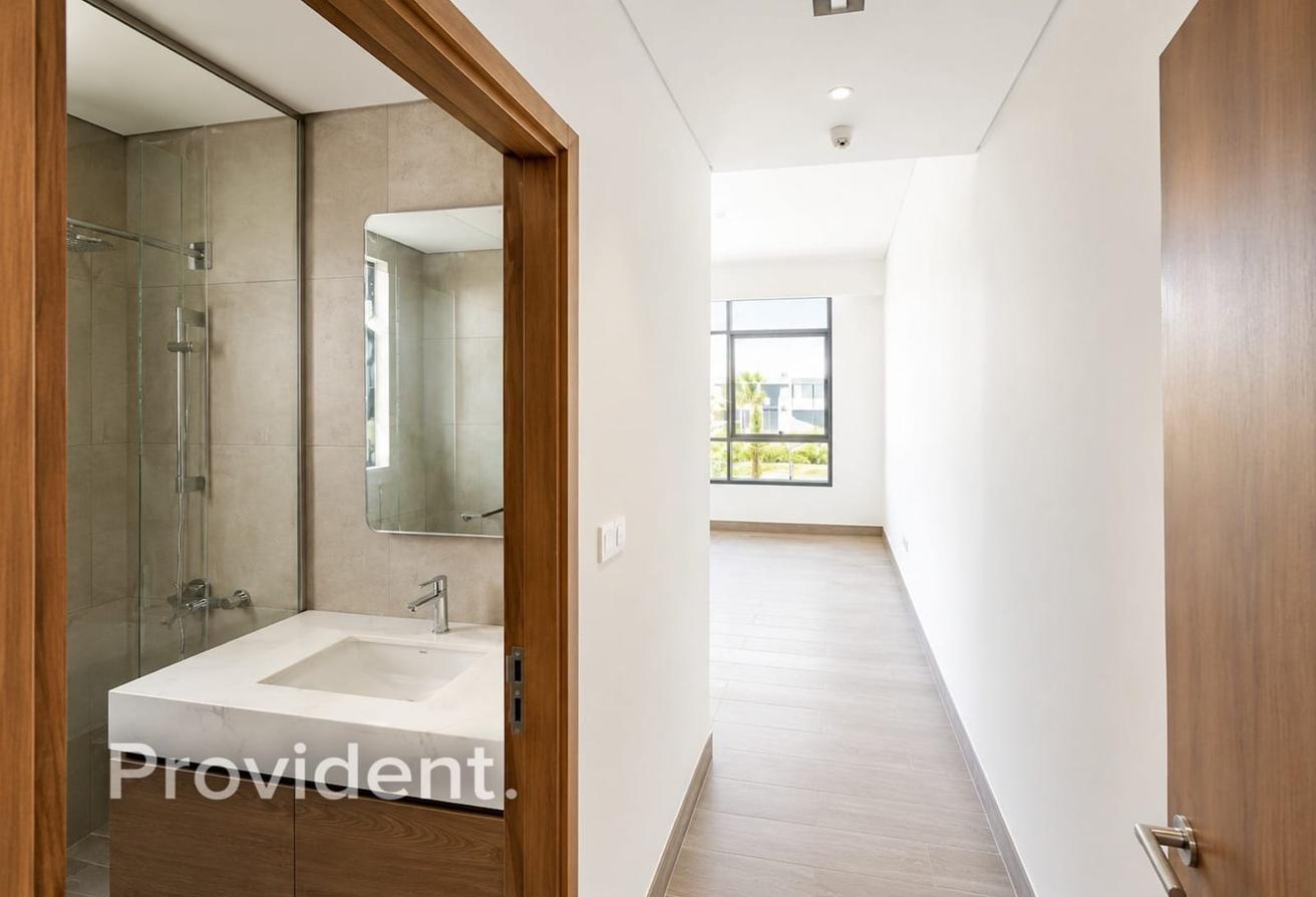 Brand New 4-Bed TH | Prime Location | 2 Cheques photo 5
