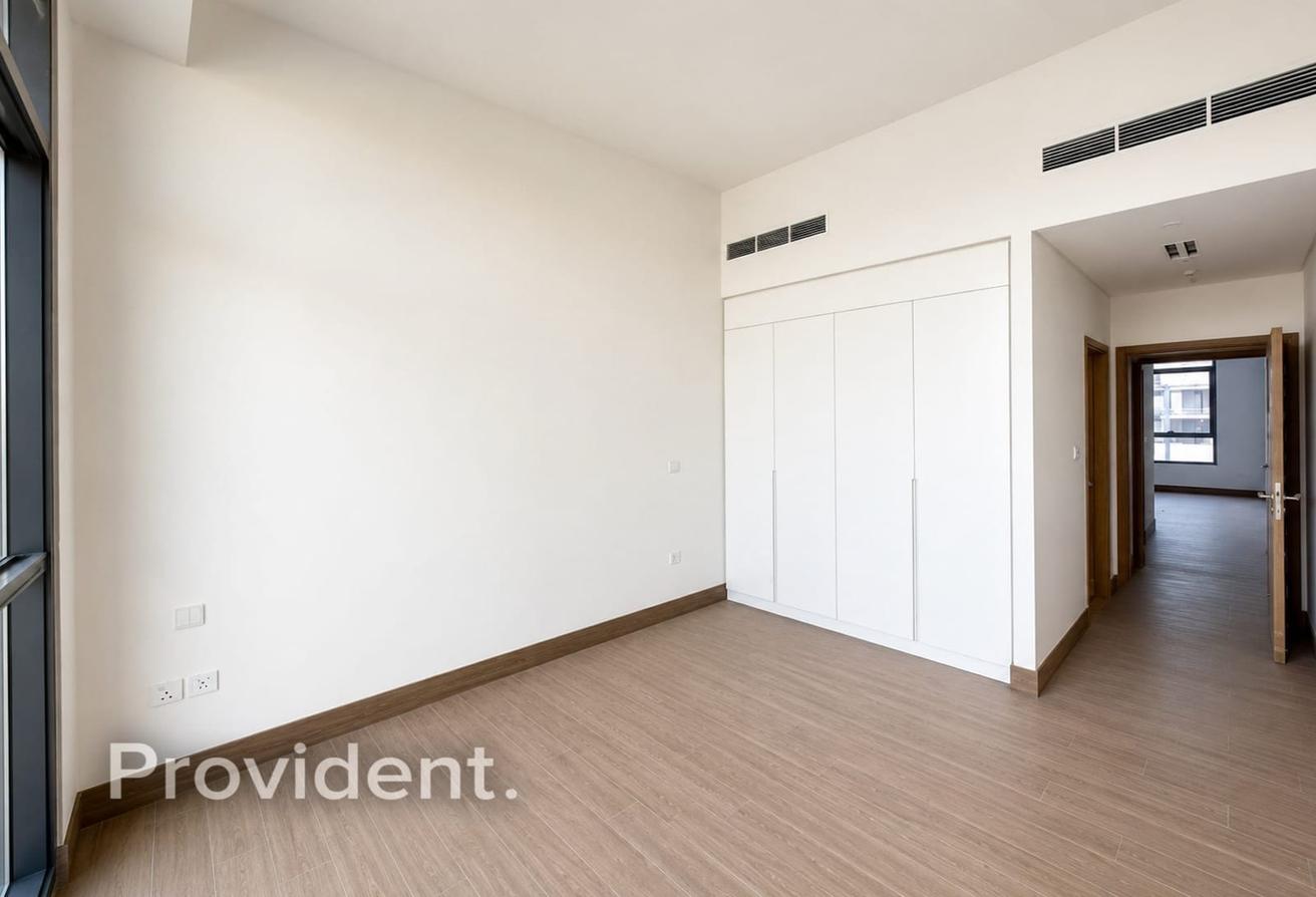 Brand New 4-Bed TH | Prime Location | 2 Cheques photo 3