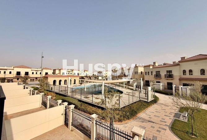 3-bed townhouse in Toledo · Corner unit · Pool view — photo 3