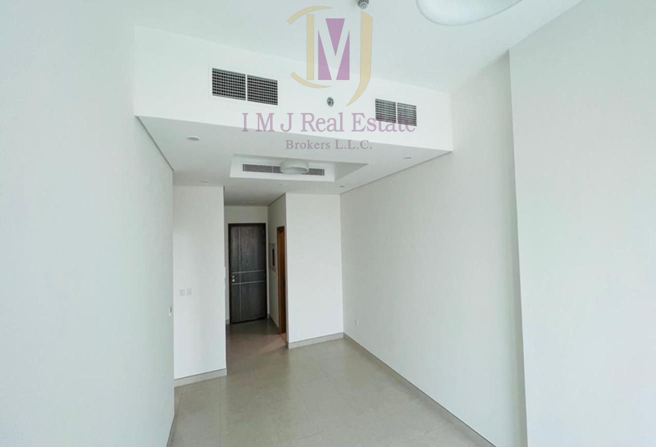 UNFURNISHED | 1 BR | MID FLOOR | CANAL VIEW photo 2