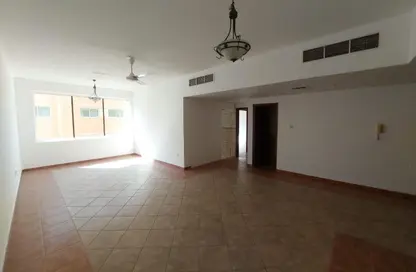 شقة - 2 غرف نوم - 2 حمامات للايجار في المحطة - القاسمية - الشارقة