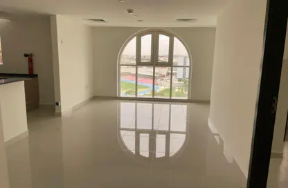 شقة - 2 غرف نوم - 3 حمامات للايجار في الاندلسي الاسباني - مساكن القناه المائية - مدينة دبي الرياضية - دبي