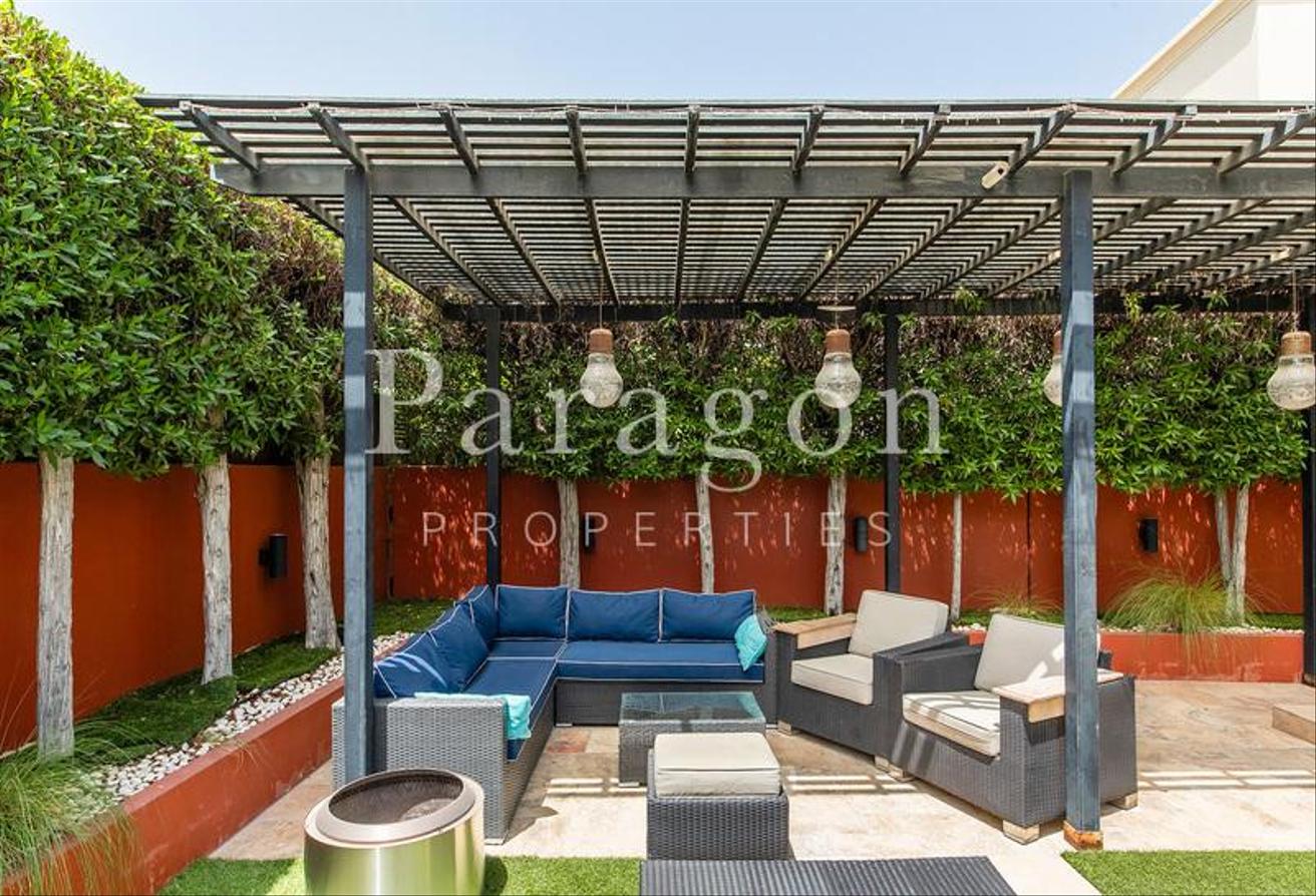 Exclusive | Upgraded 4 Bed | Pool and Park photo 14