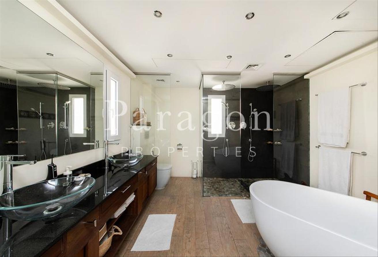 Exclusive | Upgraded 4 Bed | Pool and Park photo 11