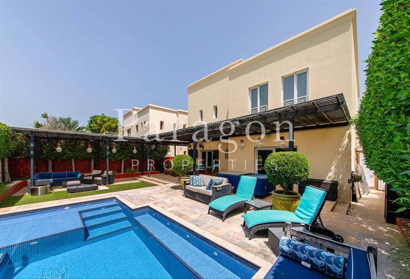 Exclusive | Upgraded 4 Bed | Pool and Park photo 13