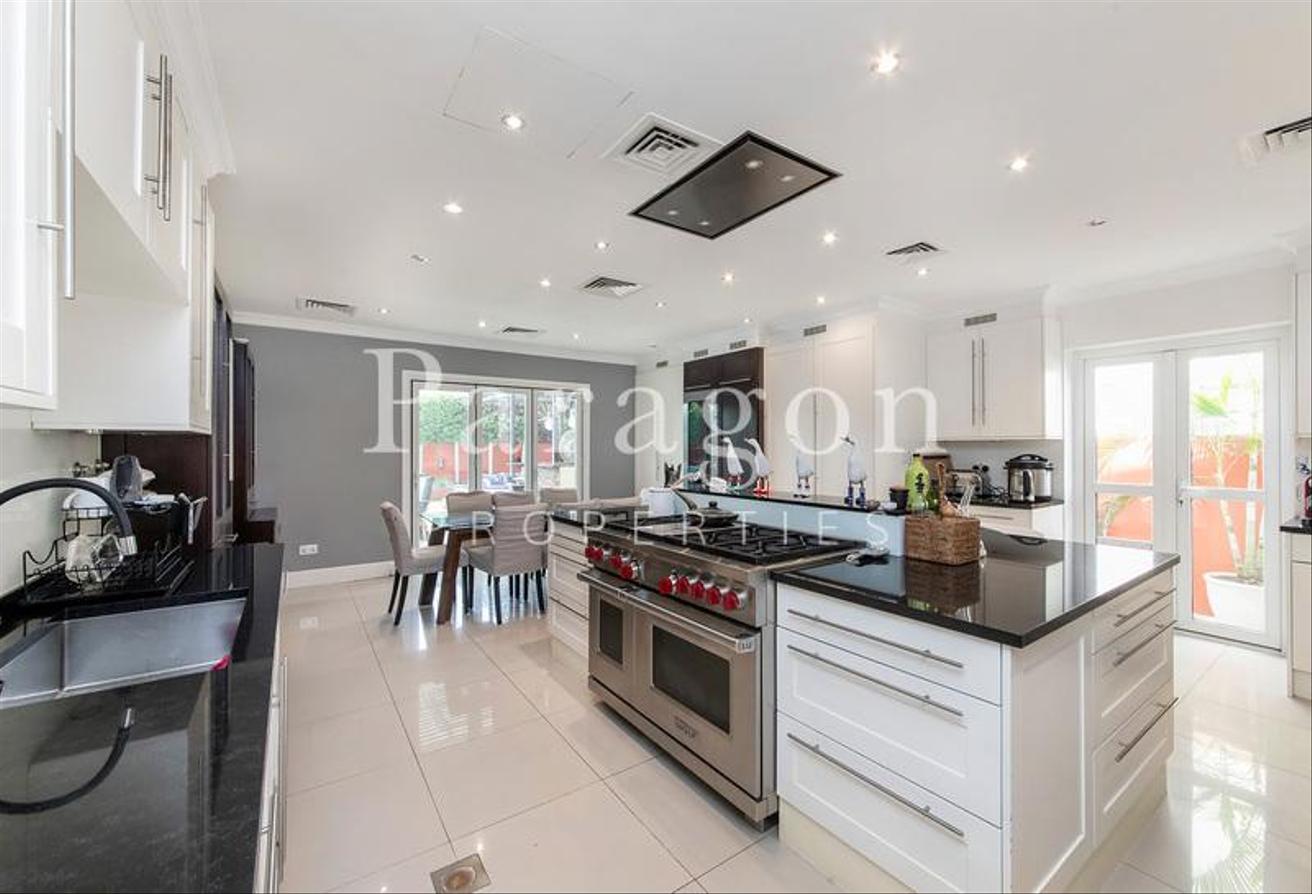 Exclusive | Upgraded 4 Bed | Pool and Park photo 6