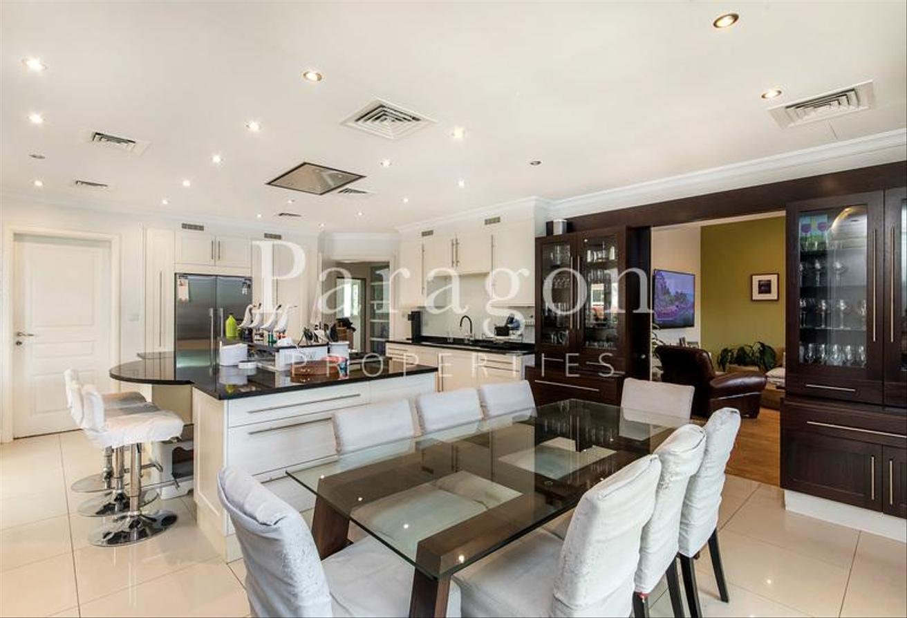 Exclusive | Upgraded 4 Bed | Pool and Park photo 4