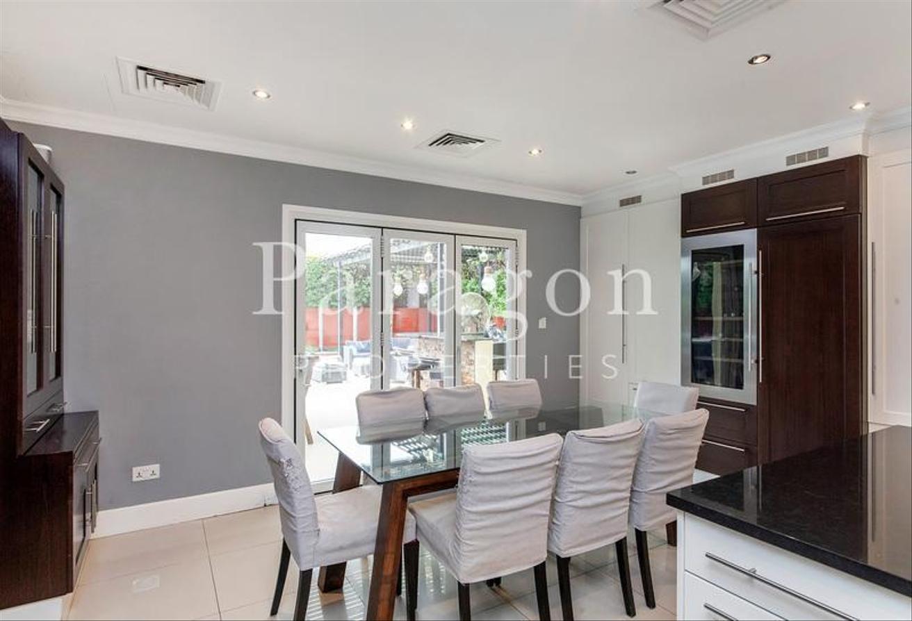 Exclusive | Upgraded 4 Bed | Pool and Park photo 5