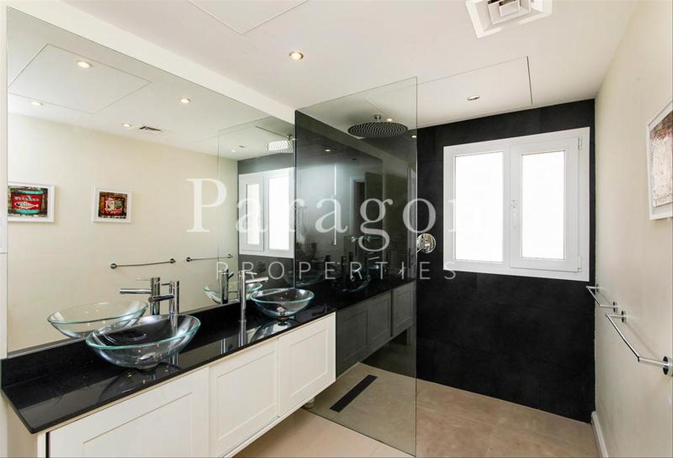 Exclusive | Upgraded 4 Bed | Pool and Park photo 10