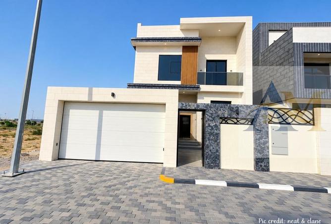 Luxurious 5 Master Bedroom villa For sale