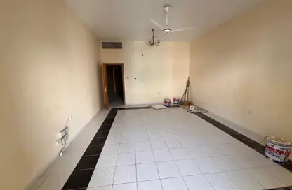 شقة - 2 غرف نوم - 2 حمامات للايجار في بناية المحطة - المحطة - القاسمية - الشارقة