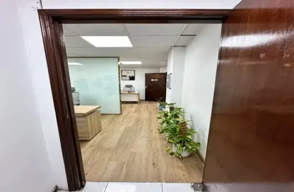 مركز أعمال - استوديو - 2 حمامات للايجار في بناية الكاظم - منطقة حديقة الكرامة - الكرامة - دبي