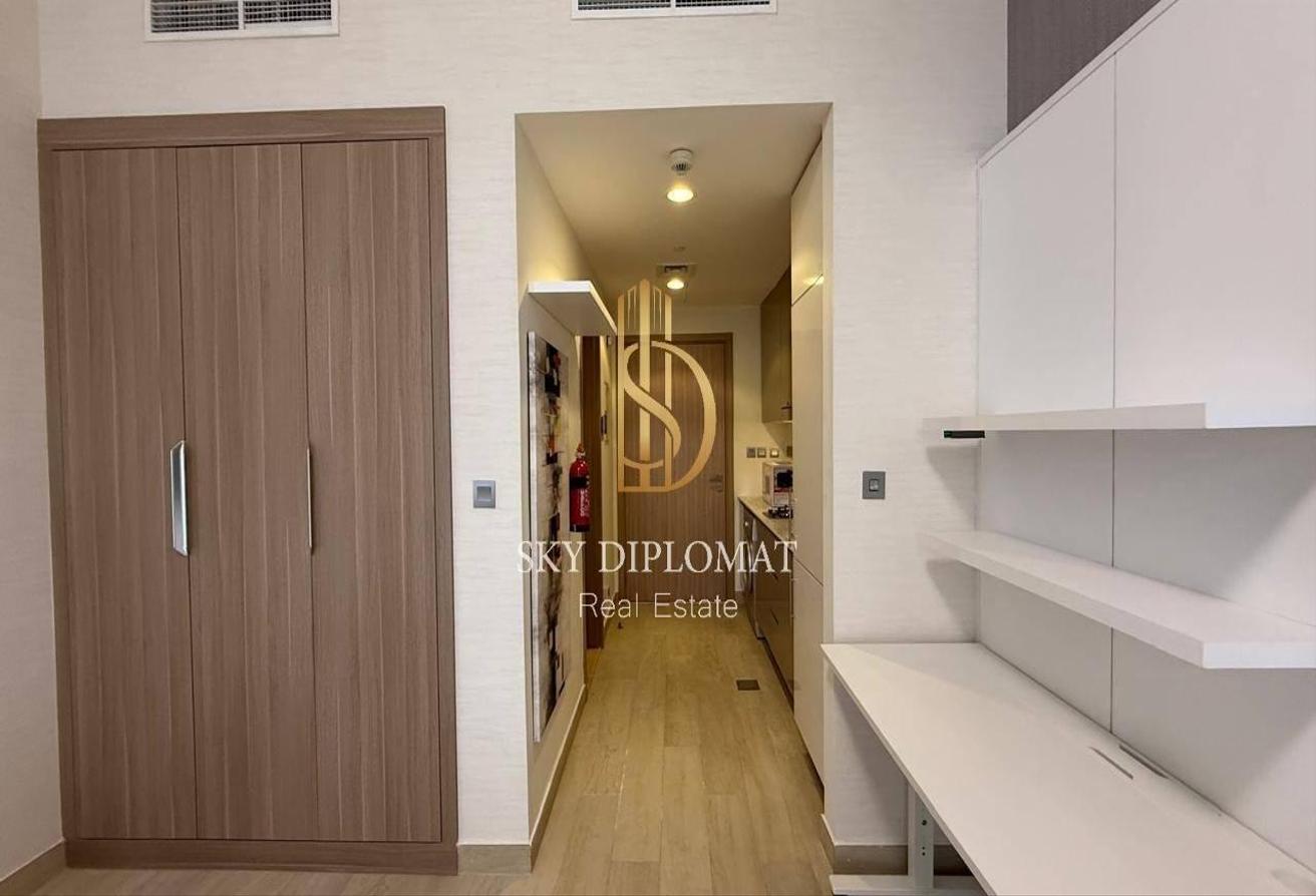 Prime Location l Fully Furnished l Bright Layout photo 12