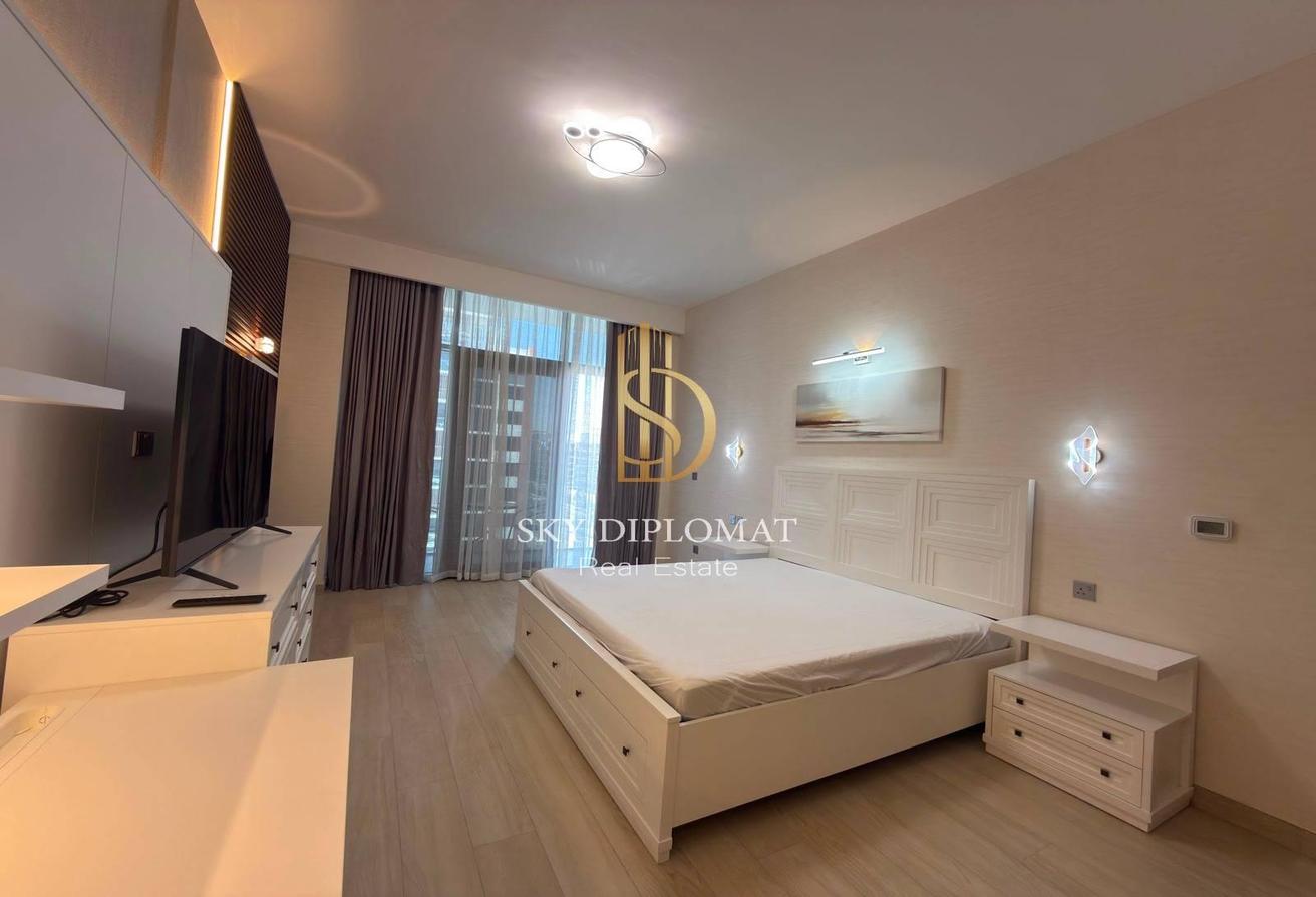 Prime Location l Fully Furnished l Bright Layout photo 5