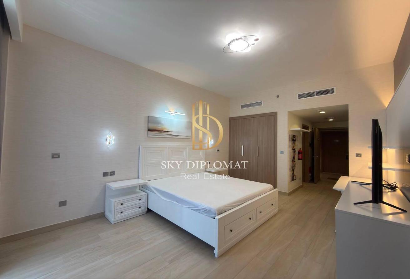 Prime Location l Fully Furnished l Bright Layout photo 2
