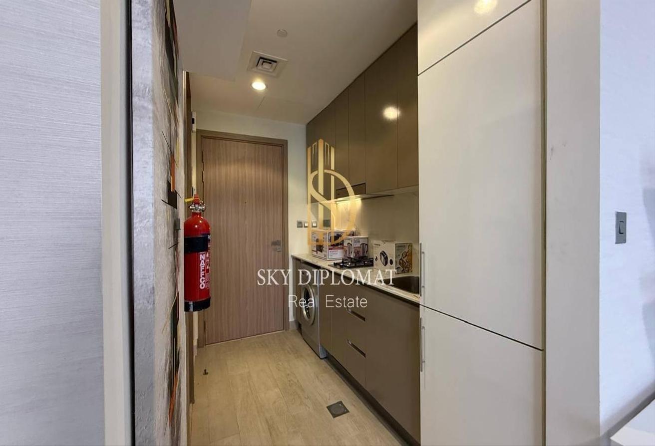 Prime Location l Fully Furnished l Bright Layout photo 13