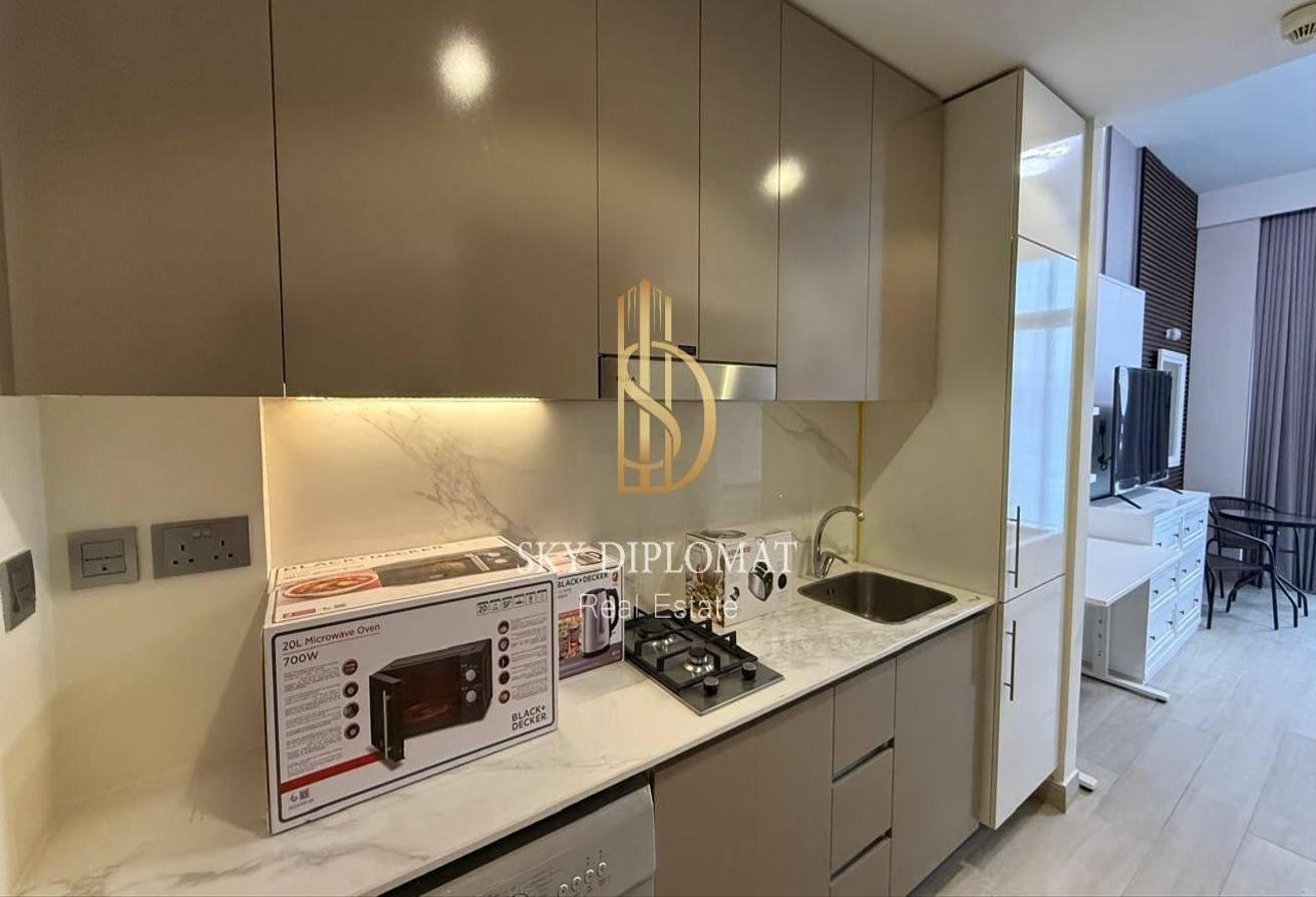 Prime Location l Fully Furnished l Bright Layout photo 9
