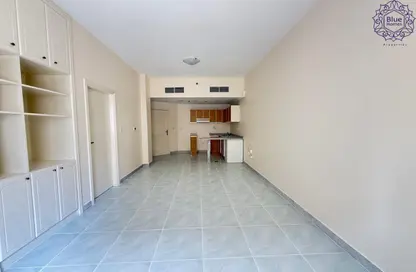 شقة - غرفة نوم - 2 حمامات للايجار في جولدن ساندز 12 - منخول - بر دبي - دبي