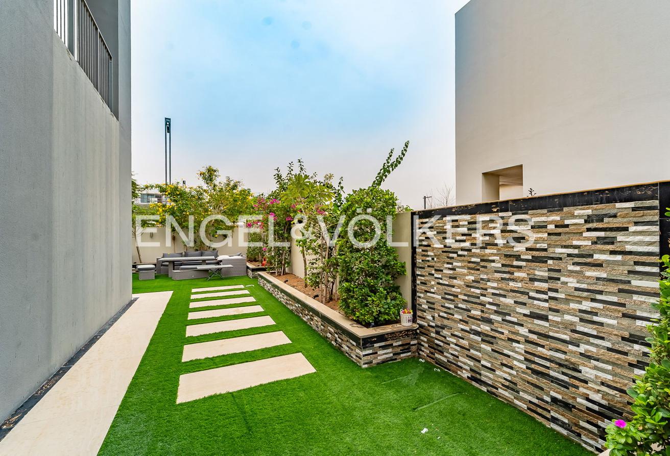 Vacant | Exclusive | Landscaped Garden photo 9