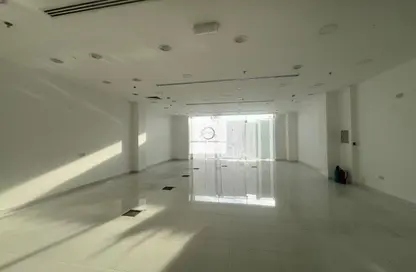 Retail - Studio for rent in Twin Tower - Baniyas Road - Deira - Dubai