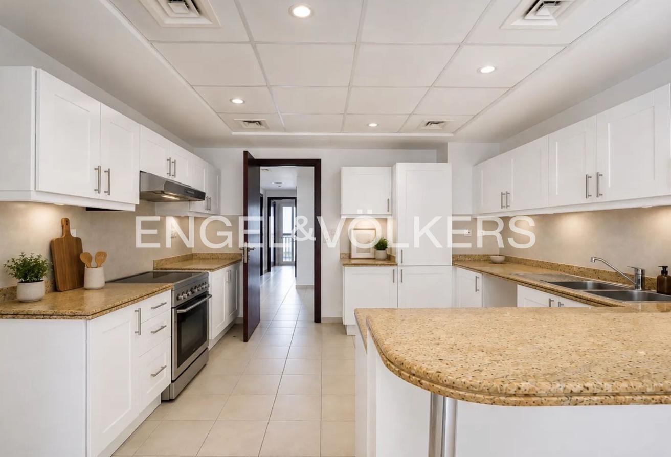 Exclusive | Spacious | Vacant photo 4