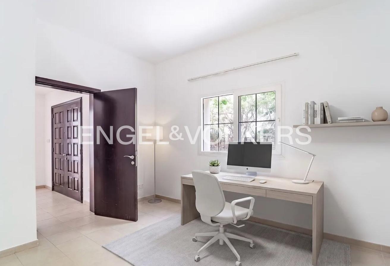 Exclusive | Spacious | Vacant photo 11