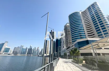 متجر - استوديو - 1 حمام للايجار في برج الأعمال - الخليج التجاري - دبي