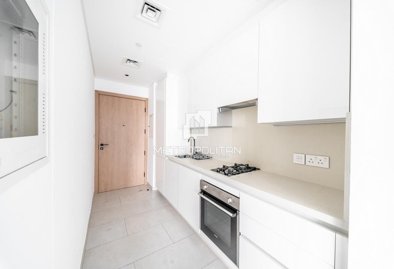 Large Layout | Canal View | With Appliances photo 8