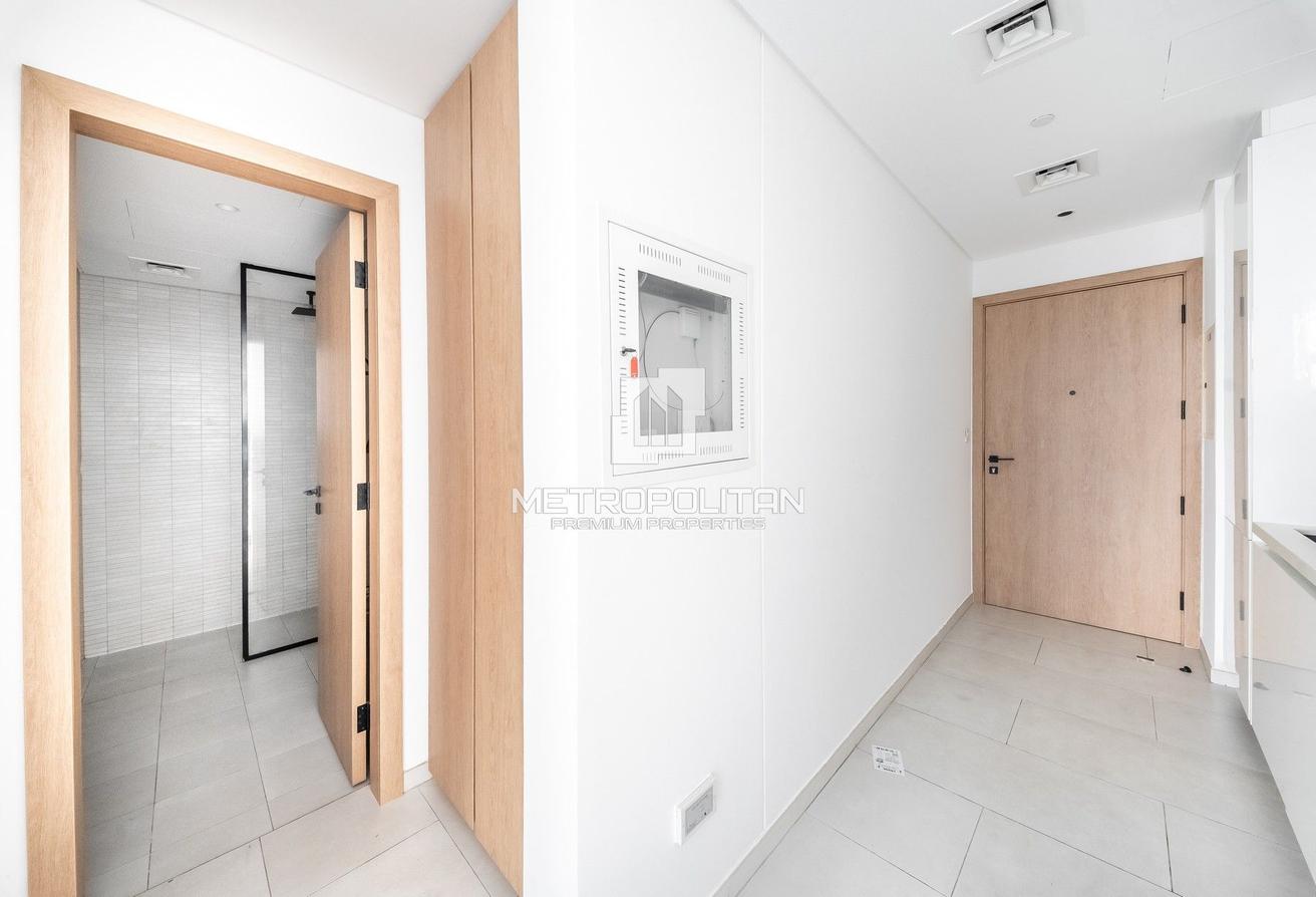 Large Layout | Canal View | With Appliances photo 9