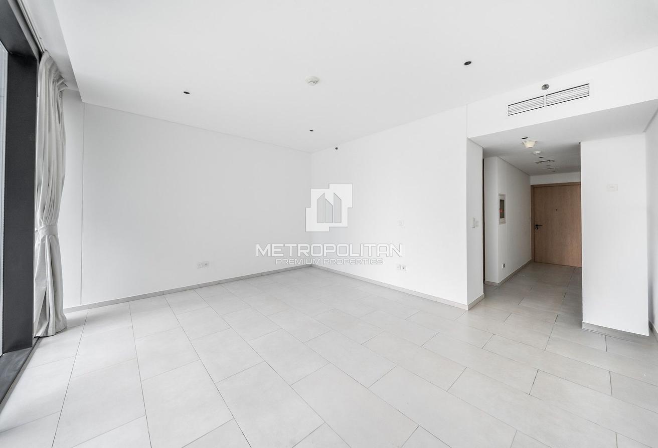 Large Layout | Canal View | With Appliances photo 2