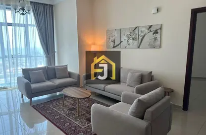 شقة - غرفة نوم - 2 حمامات للايجار في طريق كورنيش عجمان - عجمان