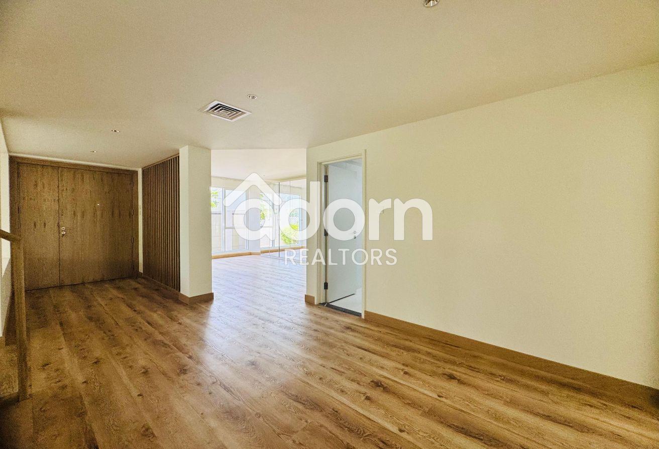 Modern Villa | Pool & Gym | Upgraded | Spacious photo 5