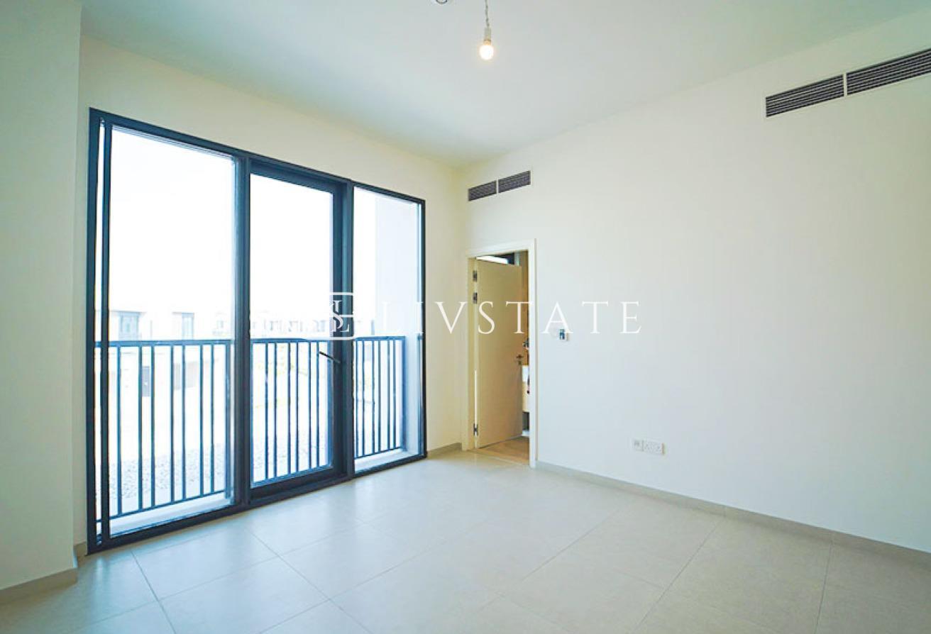 Modern 3 BR Townhouse | Spacious | Prime Location photo 3