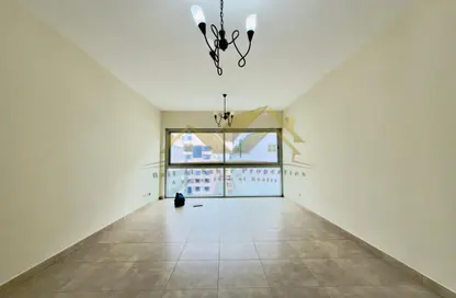 شقة - غرفة نوم - 2 حمامات للايجار في طريق منخول - بر دبي - دبي