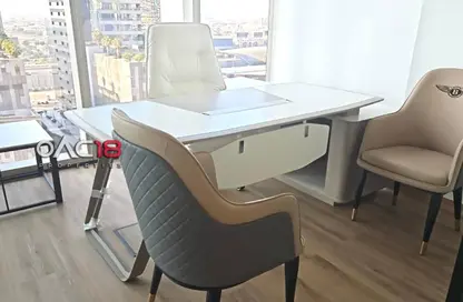 مكتب - 2 غرف نوم - 1 حمام للايجار في القمة - الخليج التجاري - دبي