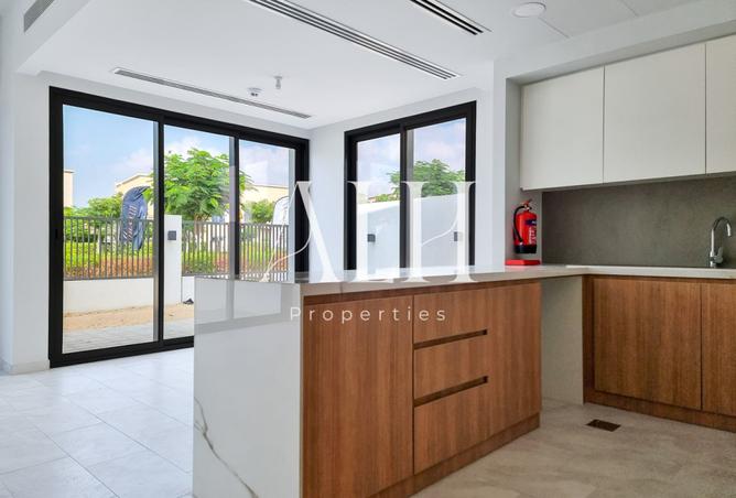 4-bed townhouse in La Rosa 5 · Vacant — photo 2