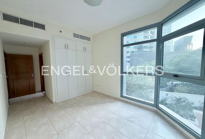 Unfurnished | Next to Metro | Bright | Vacant photo 2