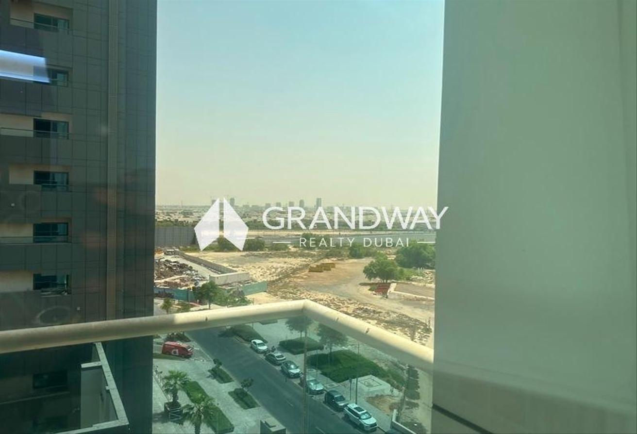 Bright 1BR | Great Amenities | Contemporary Living photo 8
