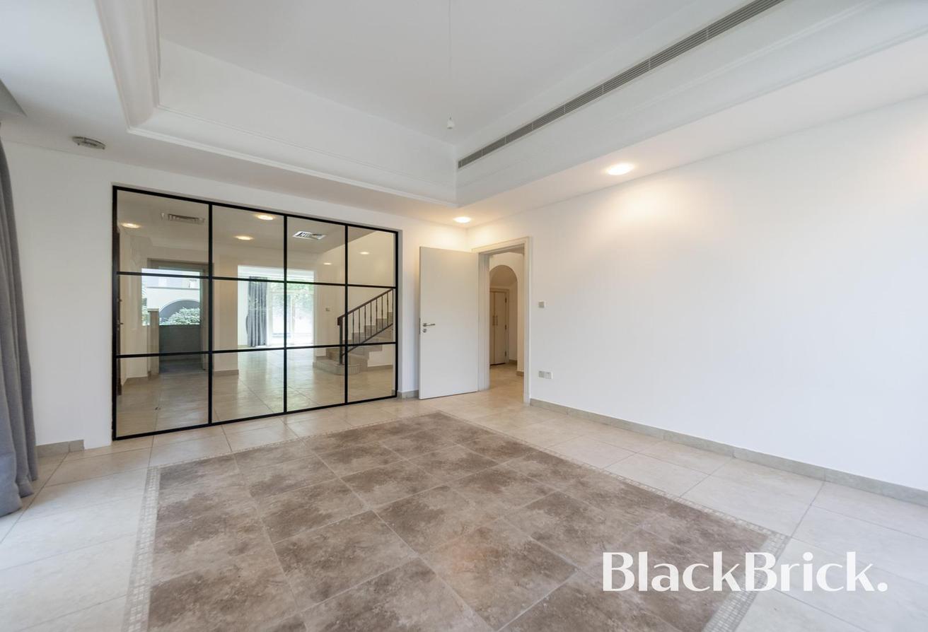 Vacant Now | 5 Beds | Great Location photo 3