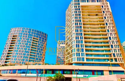 شقة - 2 غرف نوم - 4 حمامات للايجار في يونايتد سكوير - الخالدية - أبوظبي