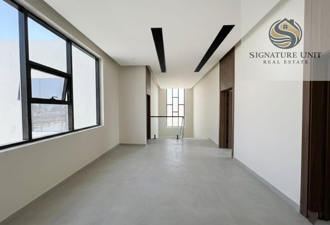Elegant 4BR Villa with Maid Room photo 8