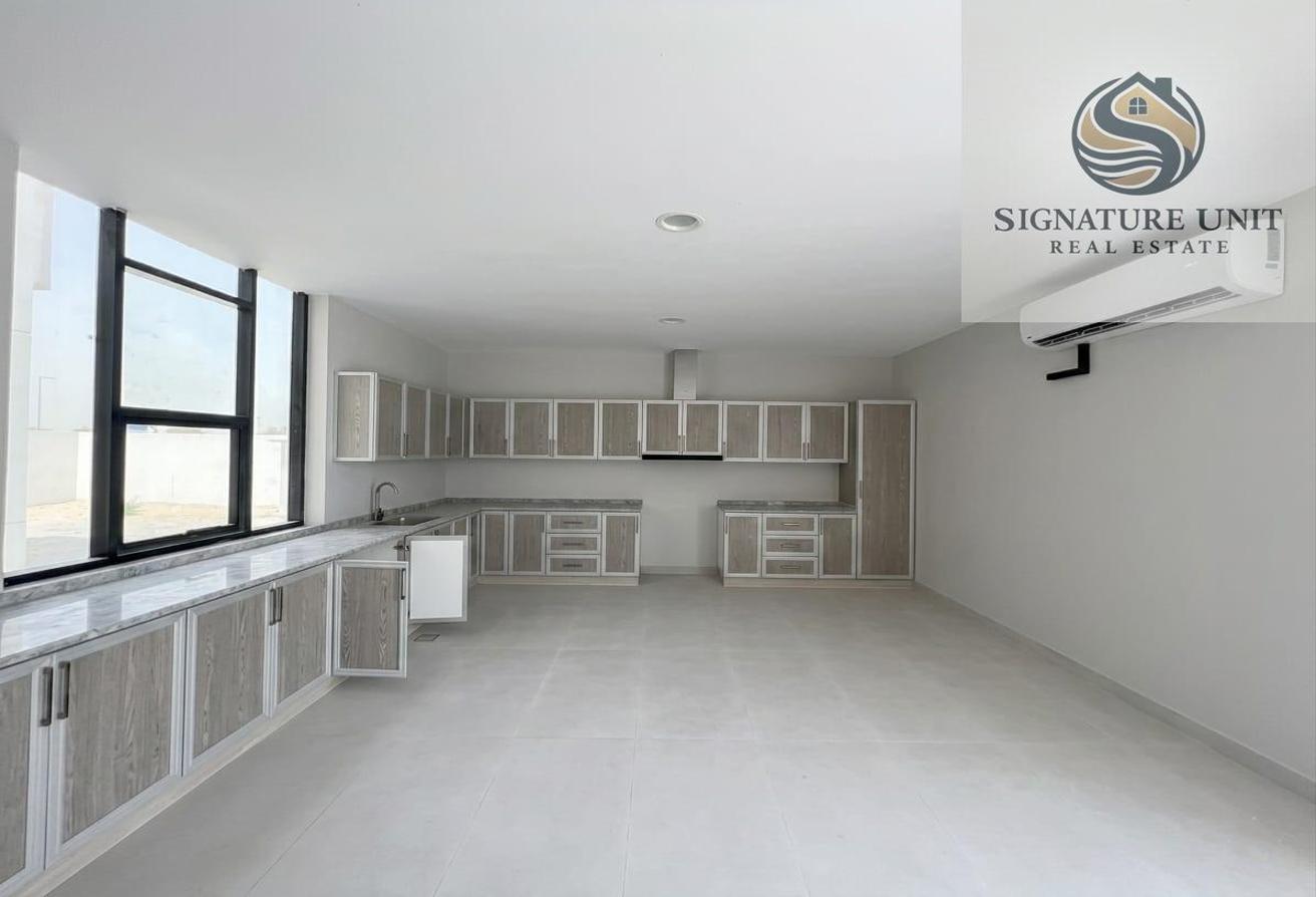 Elegant 4BR Villa with Maid Room photo 12