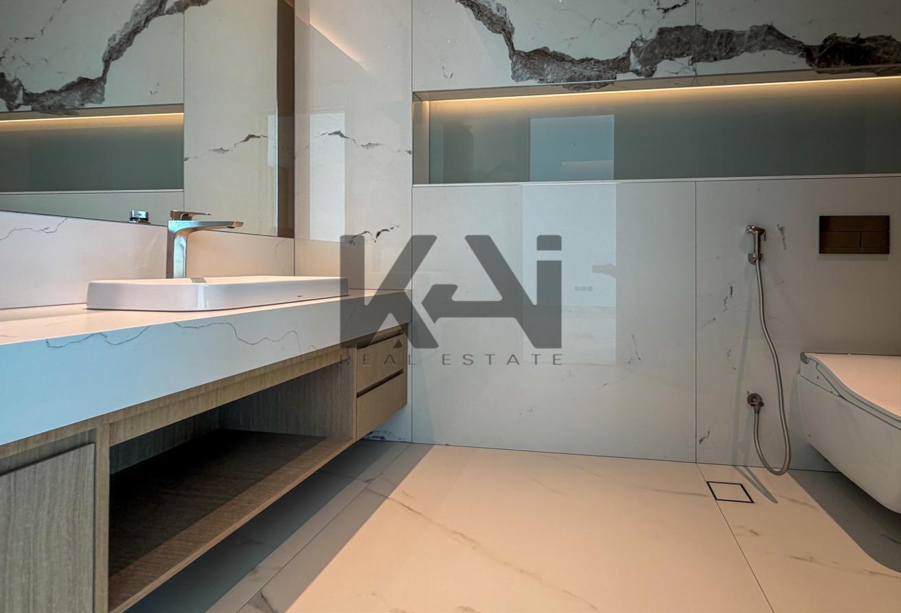 Luxurious 4BR+Maids | High Floor | Spacious Layout photo 14