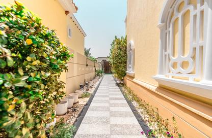 Villa - 4 - 5 for sale in District 7 - Jumeirah Park - Dubai