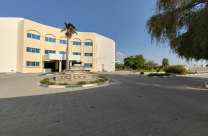 عمارة بالكامل - استوديو - 8 حمامات للايجار في حي القلعة - الجهلي - العين