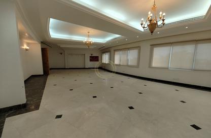 عمارة بالكامل - استوديو - 8 حمامات للايجار في حي القلعة - الجهلي - العين
