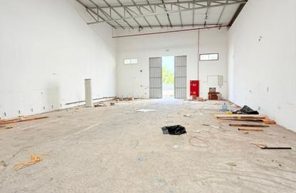 Warehouse - Studio - 4 Bathrooms for rent in Umm Al Thuoob - Umm Al Quwain
