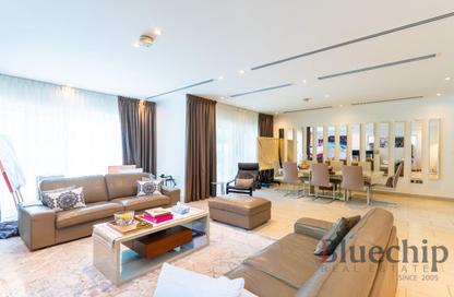 Villa - 4 Bedrooms - 5 Bathrooms for rent in District 8 - Jumeirah Park - Dubai