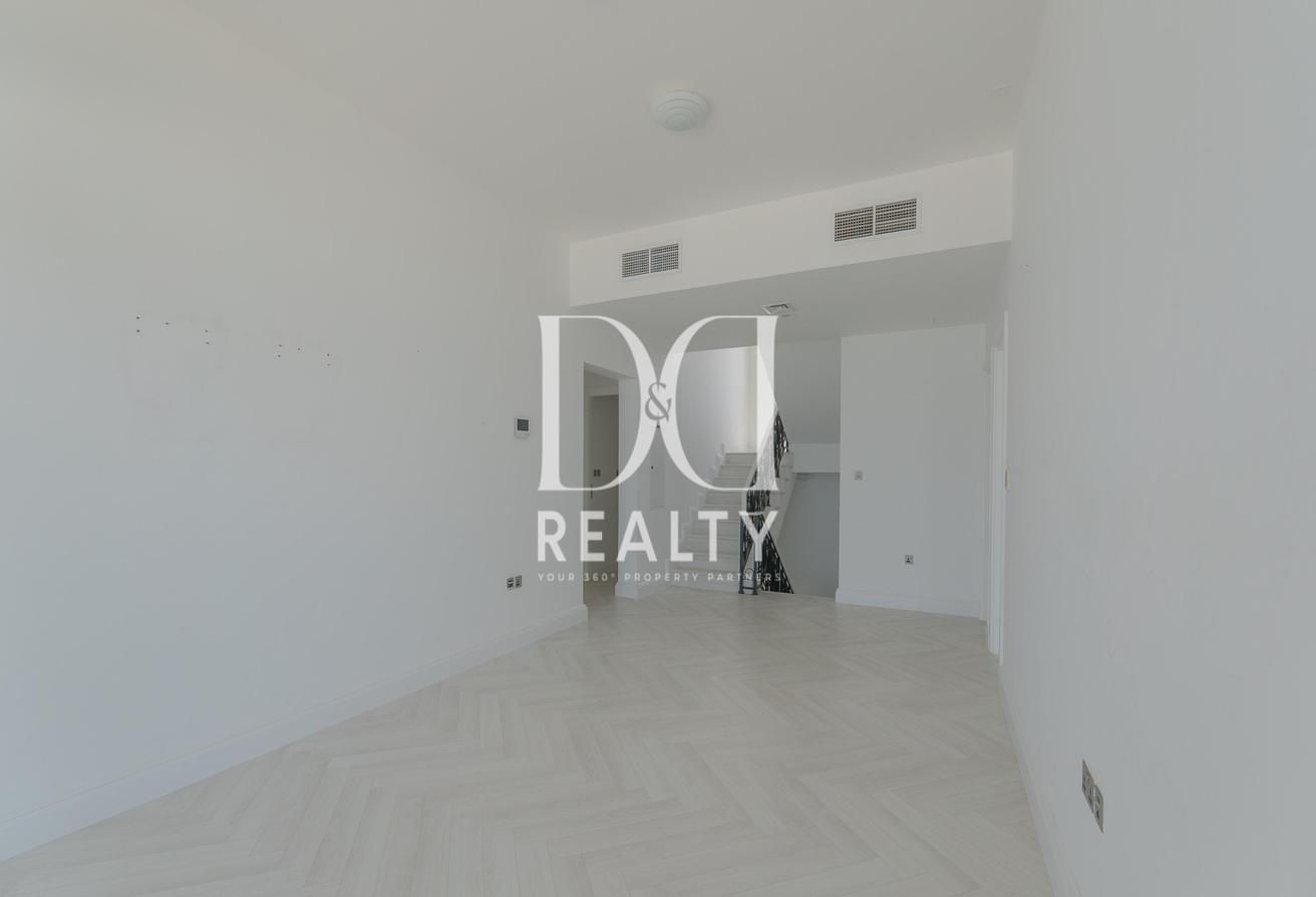 VACANT | Sea Views | Direct Beach Access photo 12